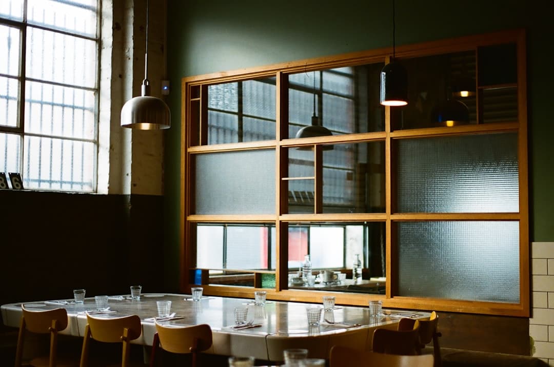 Restaurangbord vid stora fönster