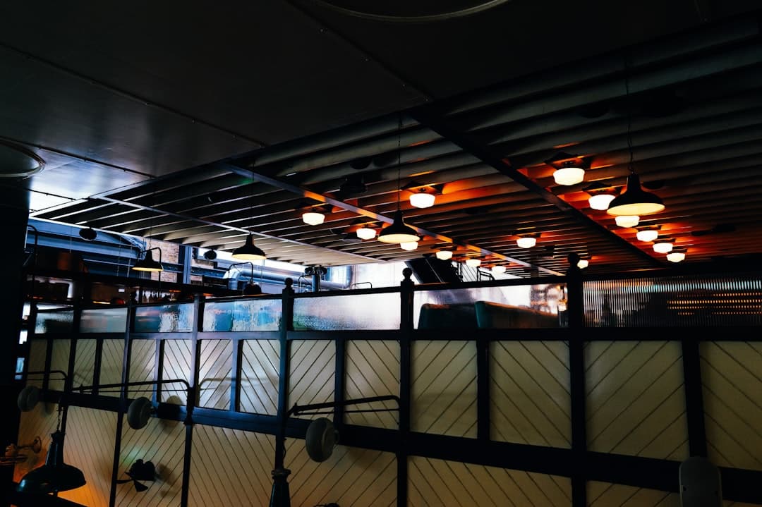 Restauranginteriör med pendellampor