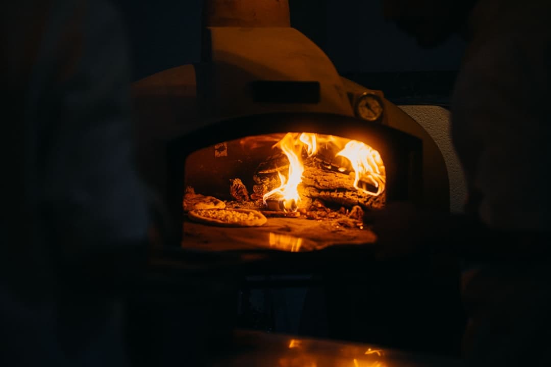 Eldslågor i en pizzaugn