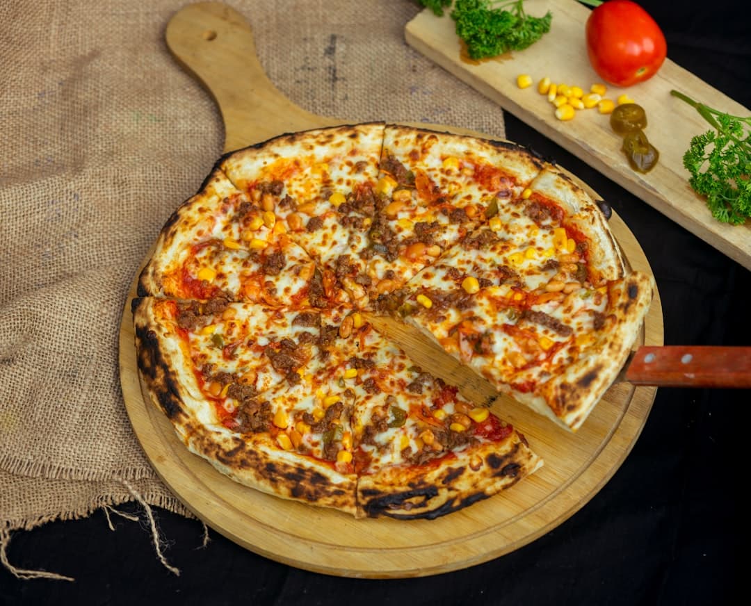 Pizza på träbräda redo att serveras