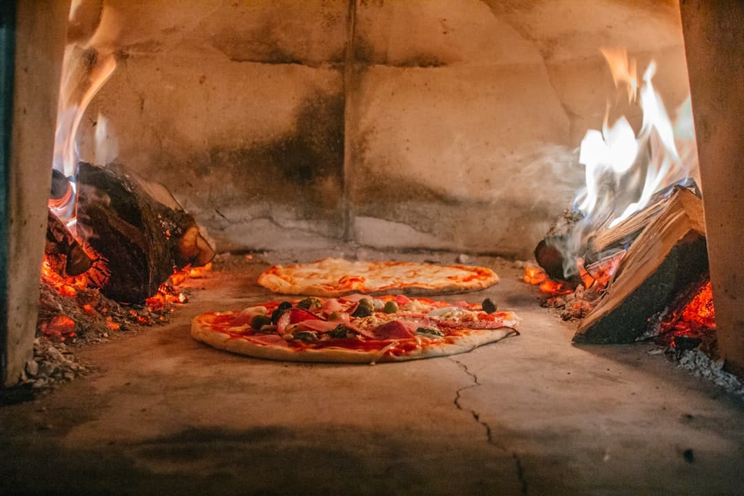 Pizzor i en vedeldad ugn